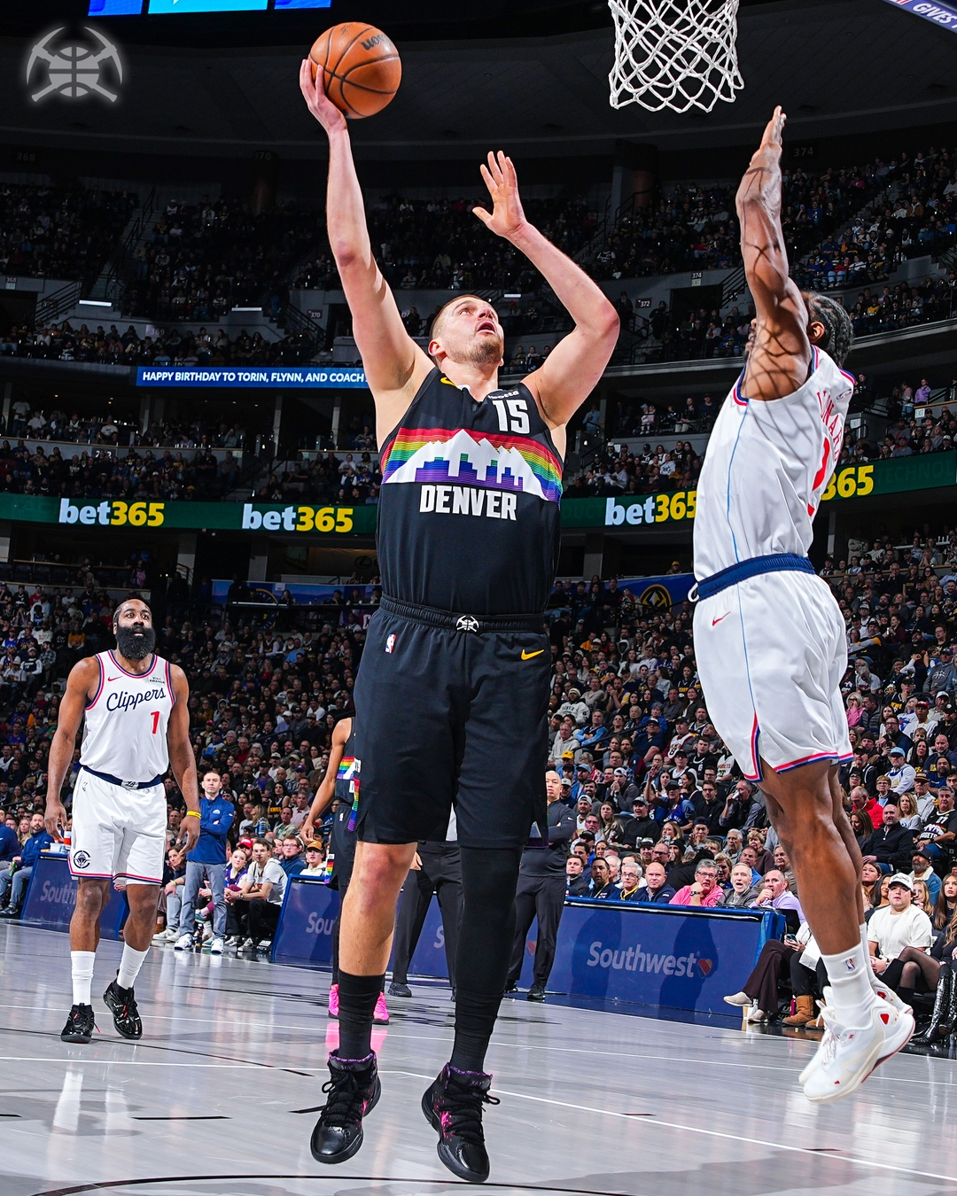 manbetx-约基奇复出31分12板5助攻掘金战胜快船，哈登25分9助攻小卡21分